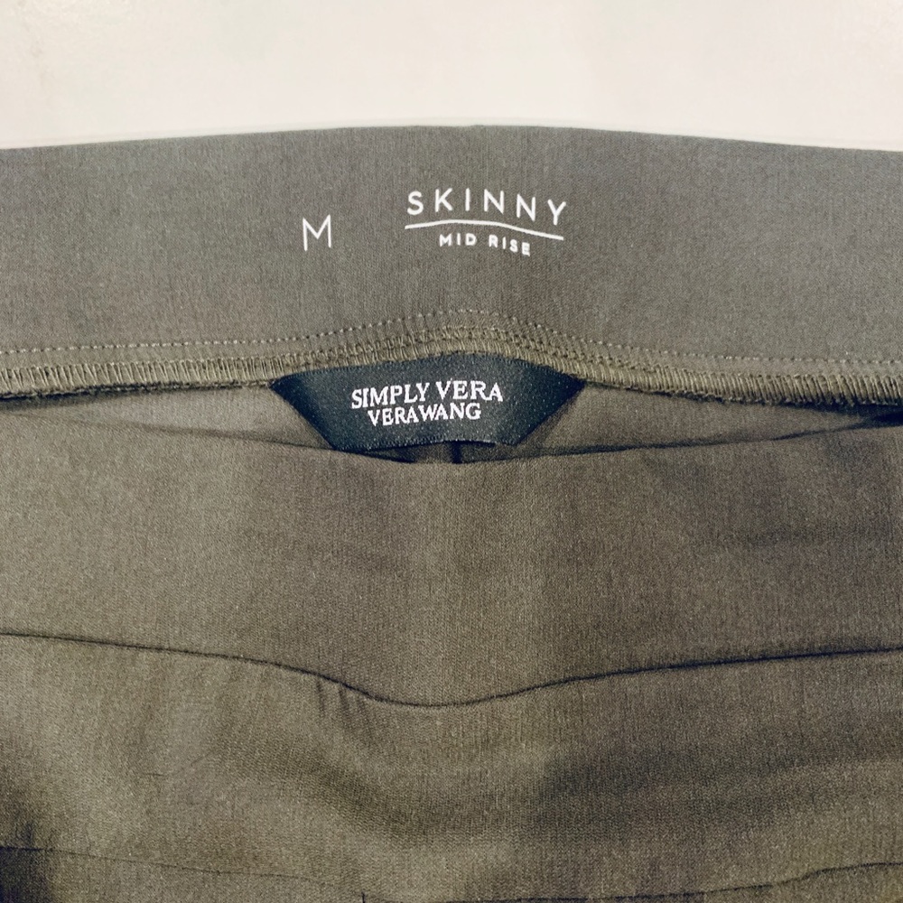 NWOT Vera Wang size M skinny pants -olive green
